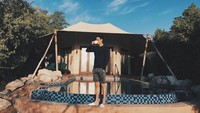 Momen ngopi Mischa lainnya juga tampak keren. Ia berpose dengan pemandangan langit indah sambil menyesap kopi hitamnya di pagi hari. Foto: Instagram @mischach