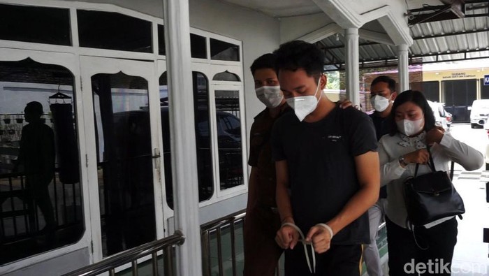 Penyidik Polda Jatim menyerahkan Bripda Randy Bagus Hari Sasongko (21) ke Kejaksaan Negeri Mojokerto setelah berkas perkara aborsinya dinyatakan lengkap (P21).