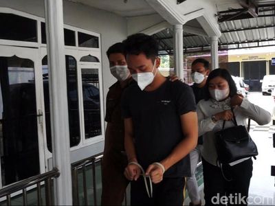 Gaya Santai Bripda Randy Saat Diserahkan ke Kejaksaan