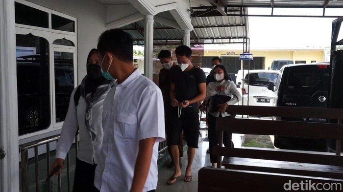 Momen Bripda Randy Diserahkan ke Kejaksaan Penyidik Polda Jatim menyerahkan Bripda Randy Bagus Hari Sasongko (21) ke Kejaksaan Negeri Mojokerto setelah berkas perkara aborsinya dinyatakan lengkap (P21).