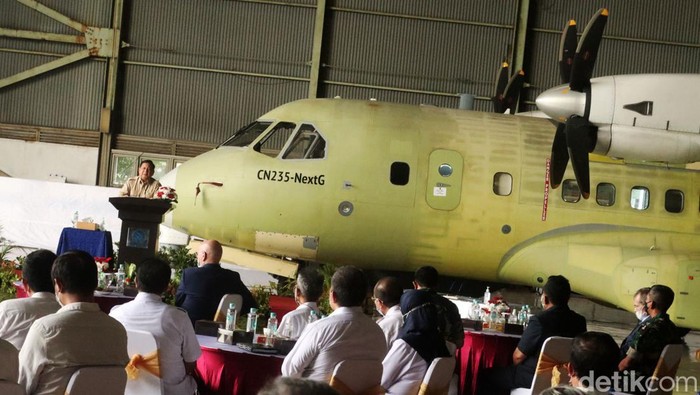 Menteri Pertahanan Prabowo Subianto melakukan kunjungan ke PT Dirgantara Indonesia (PTDI) untuk menyaksikan MoU, antara PTDI Jet Investment Group SARL dalam penjualan dan pengembangan pesawat CN235.