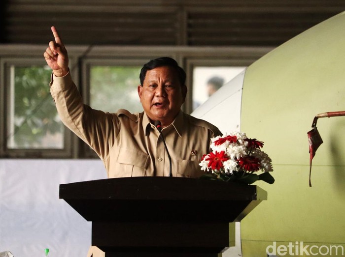 Menteri Pertahanan Prabowo Subianto melakukan kunjungan ke PT Dirgantara Indonesia (PTDI) untuk menyaksikan MoU, antara PTDI Jet Investment Group SARL dalam penjualan dan pengembangan pesawat CN235.