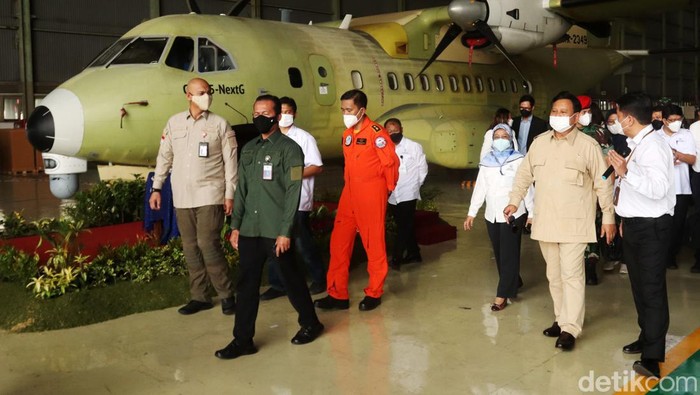 Momen Prabowo Tantang Bos PTDI Geber CN235 Menteri Pertahanan Prabowo Subianto melakukan kunjungan ke PT Dirgantara Indonesia (PTDI) untuk menyaksikan MoU, antara PTDI Jet Investment Group SARL dalam penjualan dan pengembangan pesawat CN235.
