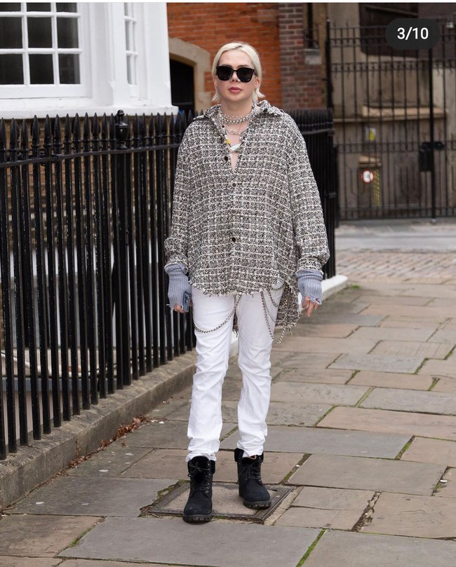 Bulan depan dia berencana ke Thailand untuk melakukan operasi plastik yang lebih ekstrem lagi. Aku bahkan akan mengecilkan penisku sehingga ukurannya seperti rata-rata orang Korea,” ungkap Oli, seperti dikutip Newsweek. Foto: Instagram