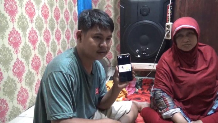 Orang tua bayi yang terkena panah
