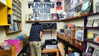 Di kawasan ini, ada sejumlah toko yang menjual album musik dalam bentuk kaset dan vinyl.