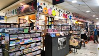 Toko musik ini buka setiap hari. Mereka buka dari pagi hingga pukul 21.00 WIB.