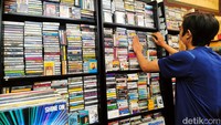 Toko musik itu menjual kaset dan vinyl dari musisi dalam maupun luar negeri.