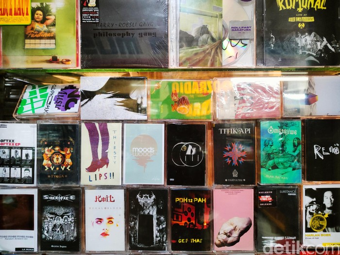 Sejumlah toko musik menjual album musik dalam bentuk kaset dan vinyl di Blok M Square, Jakarta, Rabu (2/2/2022). Terdapat banyak toko musik yang menjual kaset dan vinyl dari musisi dalam maupun luar negri dengan harga mulai dari puluhan ribu hingga ratusan ribu rupiah.