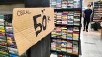 Penjualan kaset ini sempat mencapai kejayaan pada era 1980-1990-an. Meski begitu, penjual kaset itu masih bisa dijumpai di kawasan Blok M Square, Jakarta.