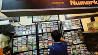 Pedagang menata kaset di toko musiknya kawasan Blok M Square, Jakarta, Rabu (2/2/2022).
