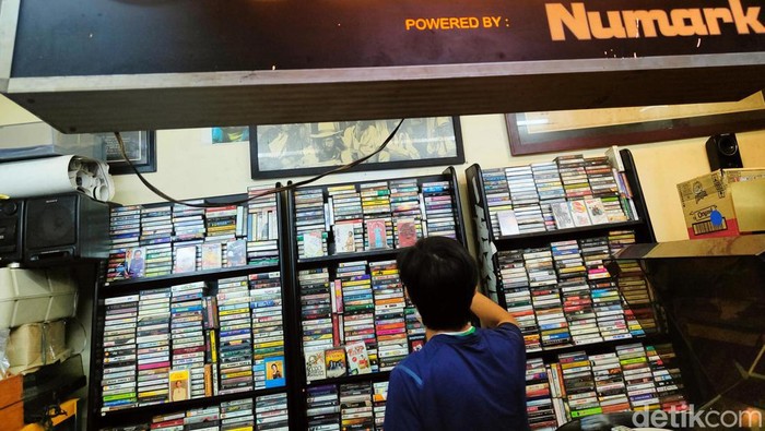 Pasar Menipis, Penjualan Kaset dan Vinyl Tetap Bertahan Sejumlah toko musik menjual album musik dalam bentuk kaset dan vinyl di Blok M Square, Jakarta, Rabu (2/2/2022). Terdapat banyak toko musik yang menjual kaset dan vinyl dari musisi dalam maupun luar negri dengan harga mulai dari puluhan ribu hingga ratusan ribu rupiah.