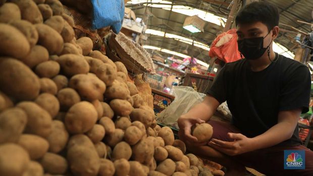 Pedagang kentang di Pasar Induk Keramat Jati, Jakarta, Rabu, (2/2/2022) (CNBC Indonesia/Muhammad Sabki)