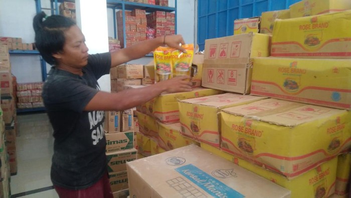 Pegawai toko grosir di pasar Cikurubuk Tasikmalaya menunjukan stok minyak goreng kemasan