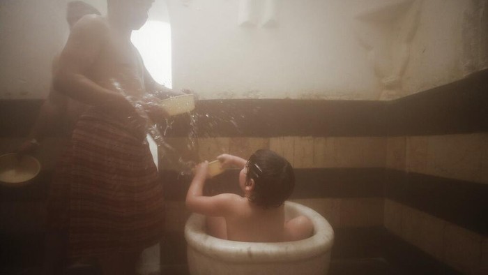 Pemandian Umum di Suriah Laris Manis Gegara Krisis Listrik People use a public bathhouse in Damascus, Syria, Thursday, Jan. 27, 2022. Syria's traditional public bathhouses, known as Hammamat, are picking up steam again due to electricity cuts during a particularly cold winter. With soaring fuel prices and barely enough electricity for hot water at home, Damascus' public baths say they are doing brisk business, and that the difficult times are helping keep the tradition alive. (AP Photo/Omar Sanadiki)