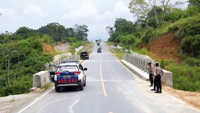 Presiden Joko Widodo (Jokowi) meresmikan Jalan Bypass Balige di Kabupaten Toba, Rabu (2/2/2022). Peresmian ditandai dengan penandatanganan prasasti dan dilanjutkan peninjauan Jalan Bypass Balige