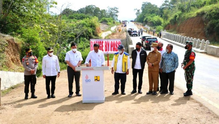 Penampakan Bypass Balige yang Baru Diresmikan Jokowi Presiden Joko Widodo (Jokowi) meresmikan Jalan Bypass Balige di Kabupaten Toba, Rabu (2/2/2022). Peresmian ditandai dengan penandatanganan prasasti dan dilanjutkan peninjauan Jalan Bypass Balige