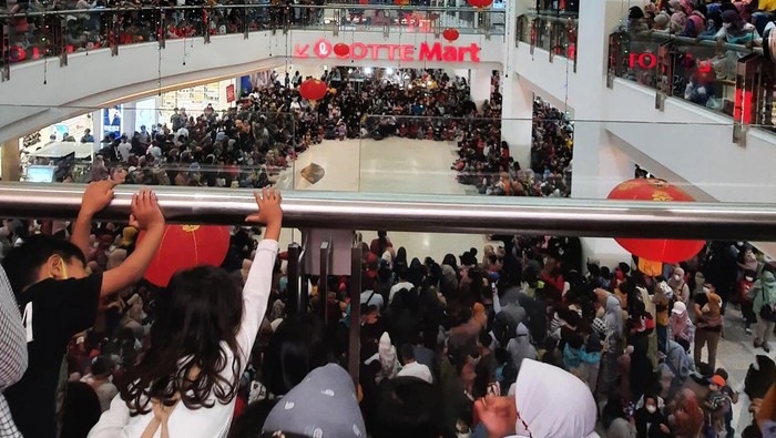 Kerumunan massa terjadi di dalam mal yang berlokasi di Kota Bandung. Kerumunan itu terjadi saat perayaan Imlek kemarin.