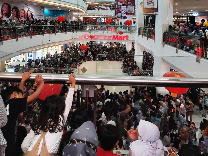 Kerumunan massa terjadi di dalam mal yang berlokasi di Kota Bandung. Kerumunan itu terjadi saat perayaan Imlek kemarin.