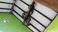 Pemilik rumah, Sumino (70) mengatakan, ular sanca kembang itu ia temukan pagi tadi sekitar pukul 07.30 WIB. Saat itu, dirinya sedang mengepel balkon lantai dua rumahnya.