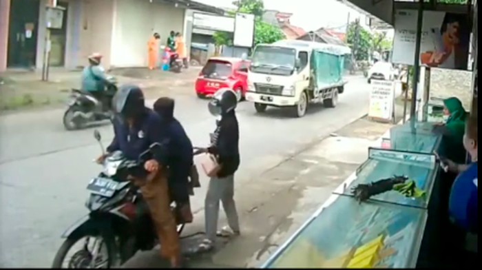 Pengendara tinggal si pembonceng