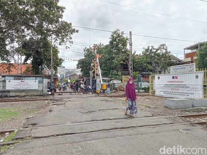 Perlintasan sebidang rel kereta api Jl Bungur Besar 17, Kemayoran, Jakarta Pusat, 2 Februari 2022. (Anggi Muliawati/detikcom)