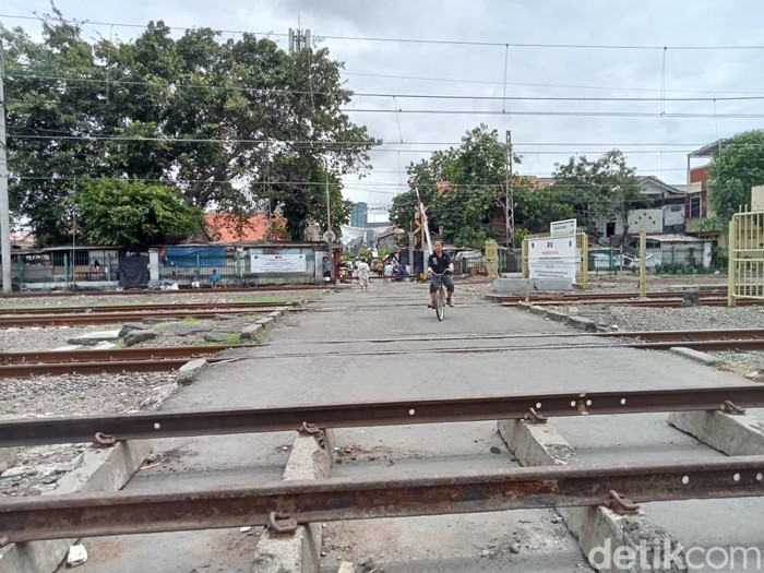 Perlintasan sebidang rel kereta api Jl Bungur Besar 17, Kemayoran, Jakarta Pusat, 2 Februari 2022. (Anggi Muliawati/detikcom)