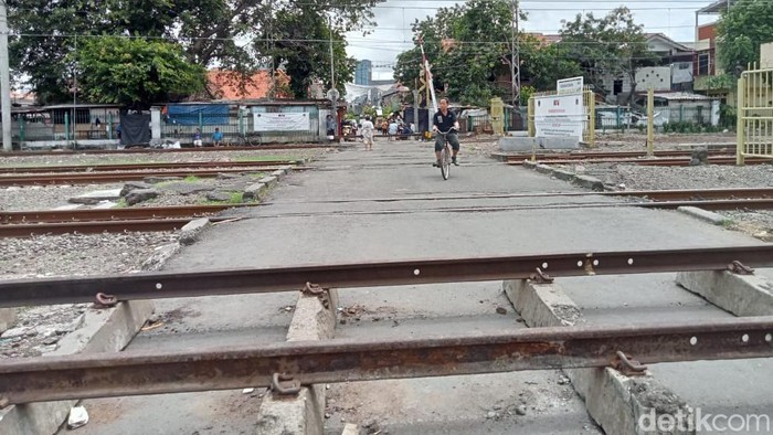 Perlintasan sebidang rel kereta api Jl Bungur Besar 17, Kemayoran, Jakarta Pusat, 2 Februari 2022. (Anggi Muliawati/detikcom)