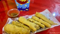 Seporsi pisang goreng sambal dibanderol Rp 18.000. Untuk sambalnya menggunakan sambal terasi. Meskipun terdengar aneh, tetapi perpaduannya pas. Foto: detikcom/Riska Fitria