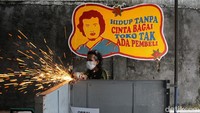 Khusus untuk PKL yang menempati Teras Malioboro 2 tidak mendapatkan fasilitas berupa gerobak untuk berjualan. Mereka memutuskan untuk membawa gerobak yang lama dan mengubahnya sesuai dengan ukuran lokasi baru.   