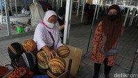 Para pedagang ini mulai menempati lapak baru sejak surat edaran dan peraturan mengenai larangan bertransaksi serta berjualan di kawasan pedestrian Jalan Malioboro efektif berlaku sejak 1 Februari 2022.   