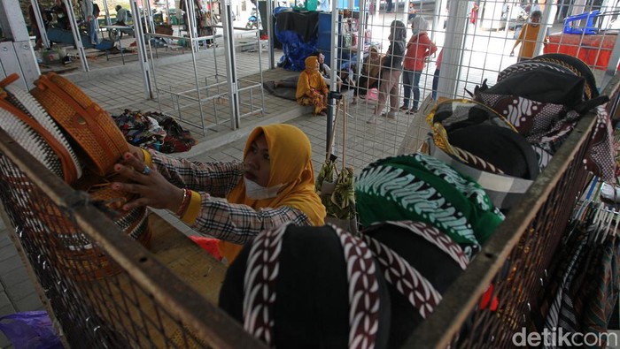 PKL Malioboro Mulai Tata Dagangan di Lapak Baru Pedagang Kaki Lima (PKL) Malioboro sudah mulai boyongan ke Teras Malioboro 1 dan 2. Prosesi ini berlangsung dari 1 Februari hingga 7 Februari 2022.