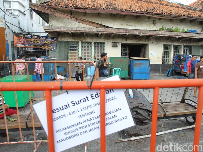 Pedagang Kaki Lima (PKL) Malioboro sudah mulai boyongan ke Teras Malioboro 1 dan 2. Prosesi ini berlangsung dari 1 Februari hingga 7 Februari 2022.