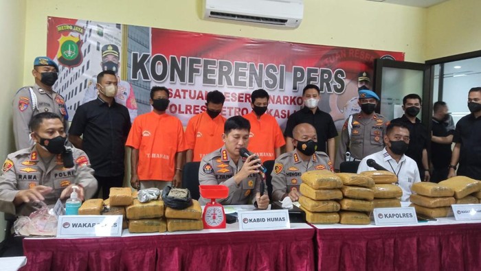Polisi Bekasi menangkap 3 tersangka peredaran ganja