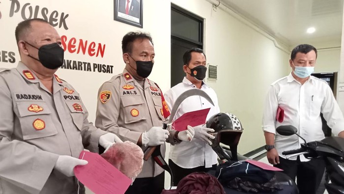 Polisi merilis kasus pembacokan di depan RS di Jakpus