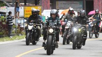 Jokowi juga ingin menjajal dan melihat sendiri infrastruktur jalan yang ada. Menurutnya, sudah 80 persen mulus, ada 20 persen masih gelombang sedikit-sedikit dan sudah menyampaikan ke Menteri PU. (Lukas/Biro Pers Setpres)