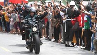 Jokowi bersama sejumlah menteri yang turut mendampingi mengatakan ingin menghirup udara segar Danau Toba dengan motoran. (Lukas/Biro Pers Setpres)