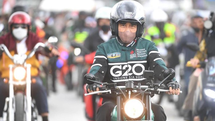Potret Jokowi Motoran Tinjau Infrastruktur di Danau Toba Presiden Joko Widodo kunjungan kerja (kunker) ke Provinsi Sumatera Utara, Rabu, (2/2/2022). Jokowi Motoran sekaligus tinjau infrastruktur.