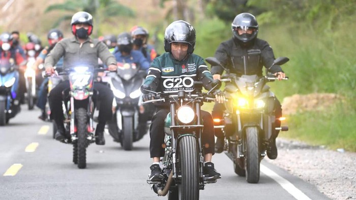 Presiden Joko Widodo kunjungan kerja (kunker) ke Provinsi Sumatera Utara, Rabu, (2/2/2022). Jokowi Motoran sekaligus tinjau infrastruktur.