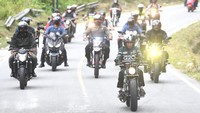 Dari Simpang Sibisa, Kabupaten Toba, Presiden Joko Widodo (Jokowi) menunggangi Kawasaki W175 custom menuju kawasan Pantai Bebas Parapat, Kabupaten Simalungun. (Lukas/Biro Pers Setpres)