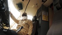 Prabowo juga duduk di kursi kokpit, sambil mendengarkan penjelasan seputar Pesawat N219 oleh pegawai PTDI.