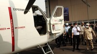 Usai meninjau produksi Pesawat CN235 di Hanggar Fixed Wing PTDI, Prabowo lalu berjalan keluar dan melihat langsung pesawat N219.