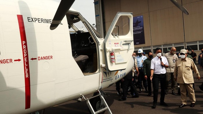 Prabowo Cek 'Jeroan' Pesawat N219 di PTDI Selain meninjau produksi pesawat CN235, Menhan Prabowo Subianto juga melihat langsung pesawat N219. Prabowo juga masuk dan duduk di kursi kokpit.