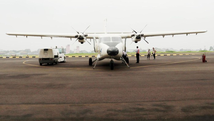 Selain meninjau produksi pesawat CN235, Menhan Prabowo Subianto juga melihat langsung pesawat N219. Prabowo juga masuk dan duduk di kursi kokpit.