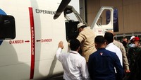 Tak hanya melihat bagian luarnya saja, orang nomor satu di Kementerian Pertahanan ini masuk ke pesawat.