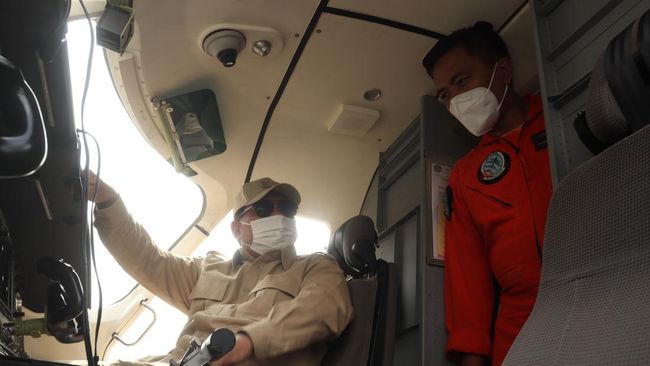 Prabowo Subianto cek Pesawat N219 di PTDI