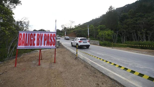 Presiden Joko Widodo mengawali rangkaian kunjungan kerja di Provinsi Sumatera Utara, dengan meresmikan Jalan Bypass Balige, yang ada di Kabupaten Toba, pada Rabu, 2 Februari 2022. Peresmian dilakukan dengan penandatanganan prasati oleh Kepala Negara. (Biro Pers Sekretariat Presiden)