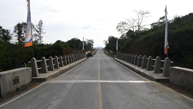 Presiden Joko Widodo mengawali rangkaian kunjungan kerja di Provinsi Sumatera Utara, dengan meresmikan Jalan Bypass Balige, yang ada di Kabupaten Toba, pada Rabu, 2 Februari 2022. Peresmian dilakukan dengan penandatanganan prasati oleh Kepala Negara. (Biro Pers Sekretariat Presiden)