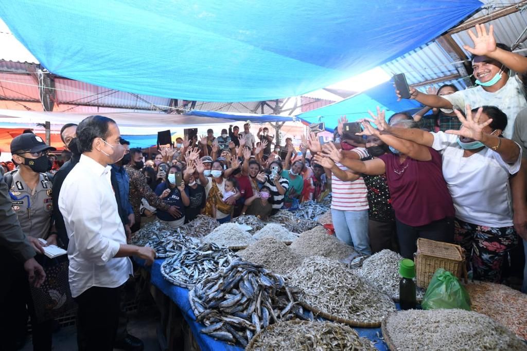 Presiden Jokowi berkunjung ke Pasar Porsea, Sumatera Utara