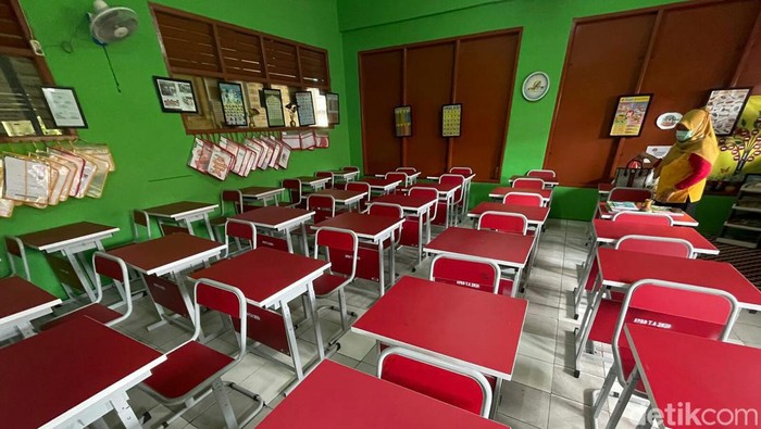 Pembelajaran tatap muka (PTM) di Kota Bekasi akan disetop mulai besok. PTM akan diganti dengan pembelajaran jarak jauh (PJJ). PTM disetop menyusul penemuan 20 siswa dan delapan guru terpapar Corona. Tri mengatakan PJJ akan dimulai pada Rabu (2/2/2022) besok selama 14 hari.